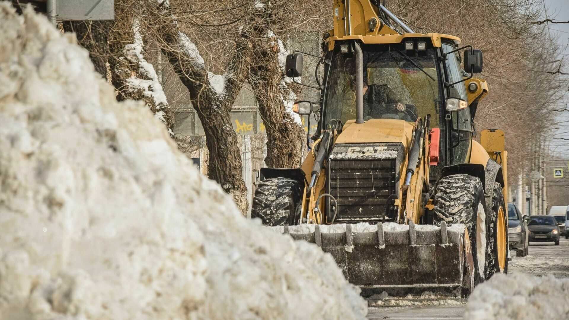 Снегоуборочные машины с ночи расчищают дороги Волгограда