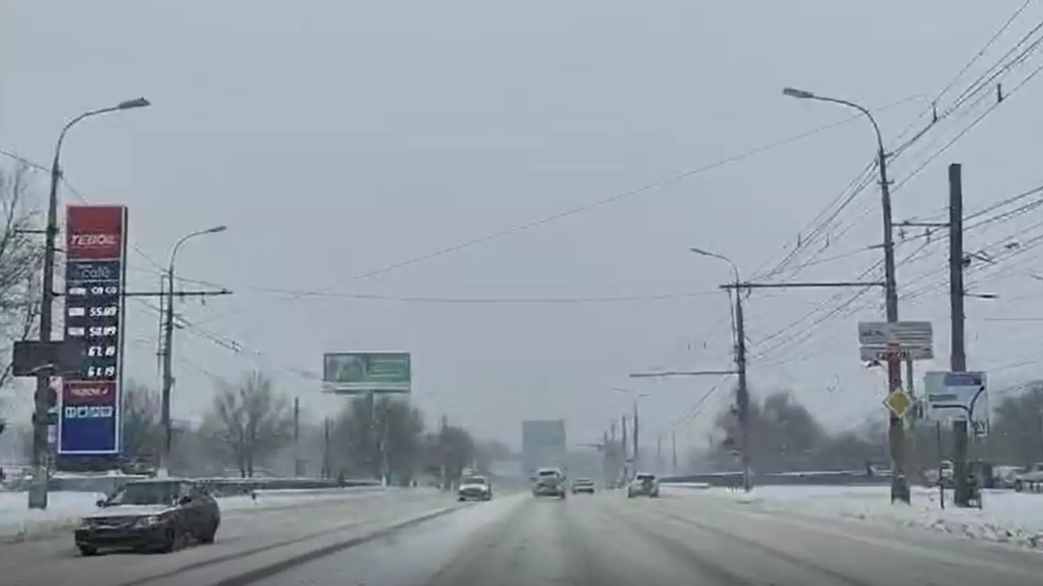 Как убирают дороги в Волгограде в снегопад