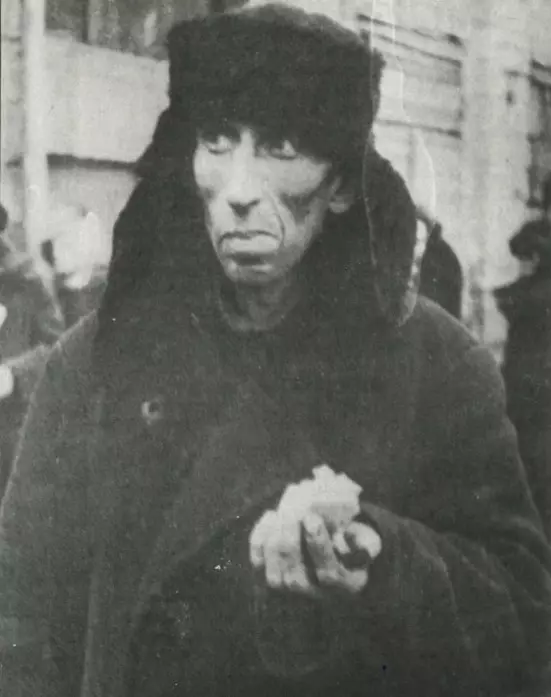 Мужчина в блокадном Ленинграде с суточным пайком в руках