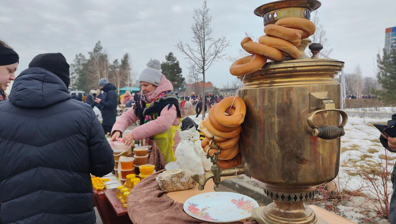 Кругом блины и забавы: волгоградцы празднуют Широкую Масленицу в ЦПКиО