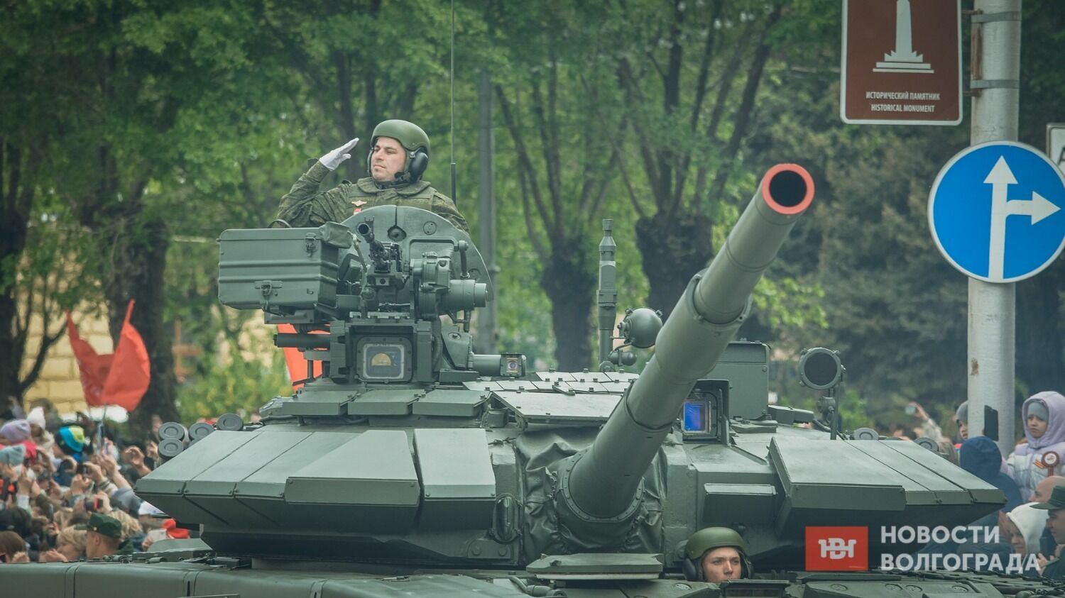 Мужчины на волгоградском параде Победы проехали на Т-90