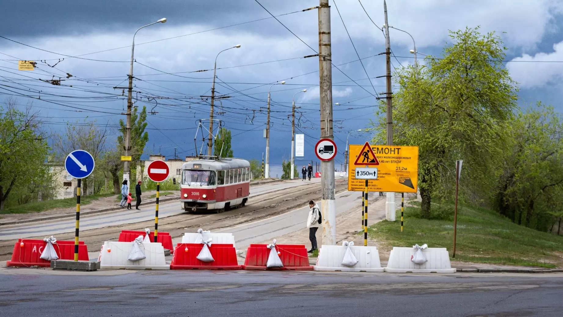 Перевернувшаяся иномарка блокировала движение трамваев в Волгограде