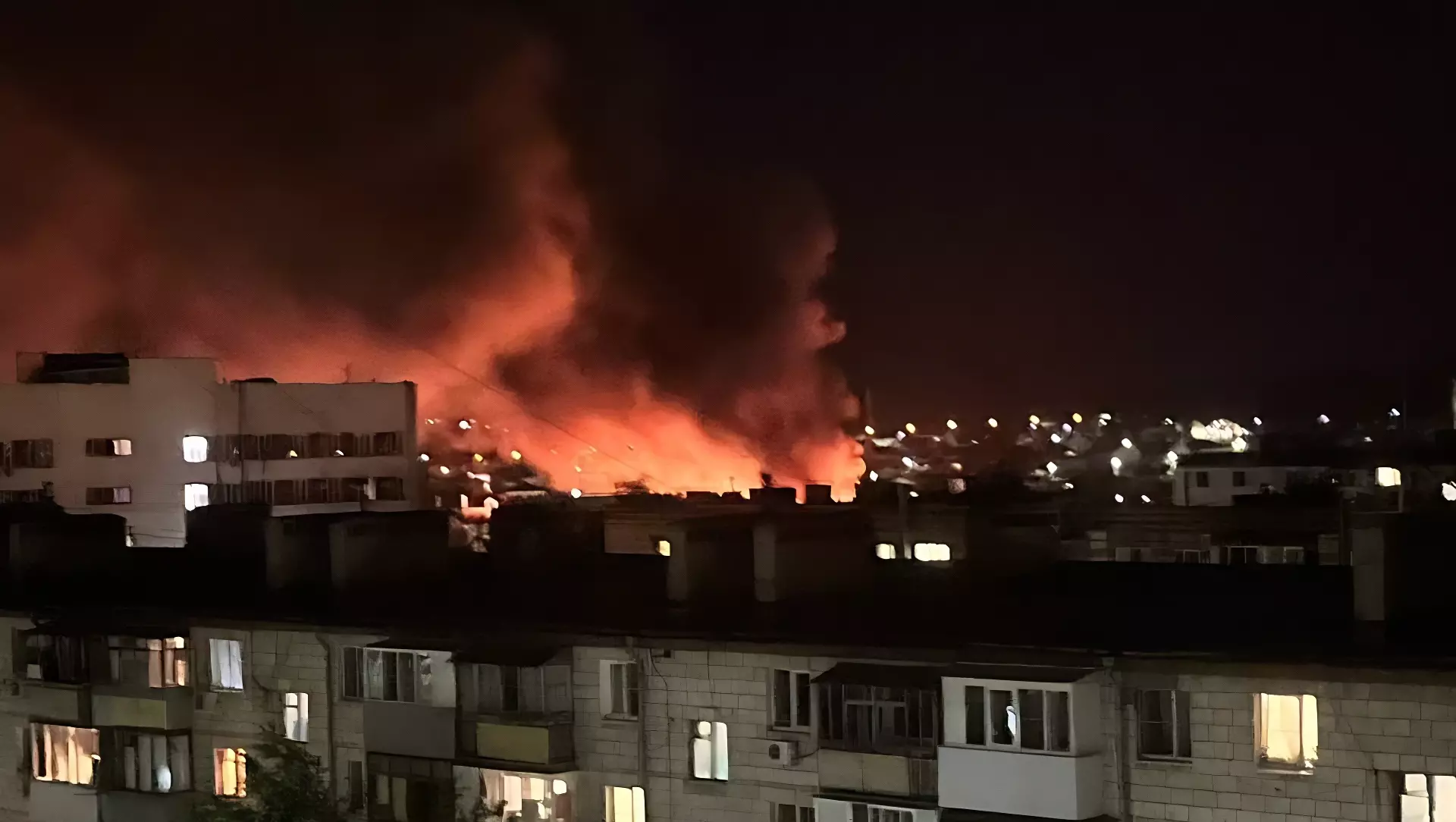 Полгорода в дыму: в Волгограде спасатели два часа тушили пожар в частном секторе