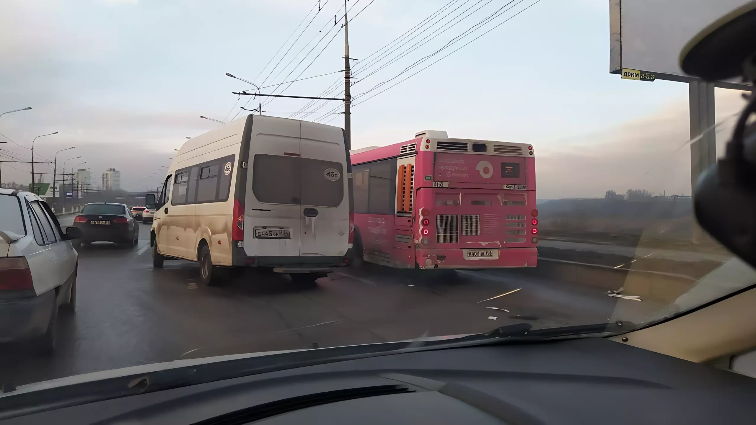 Автобус и маршрутка остановили движение в Волгограде