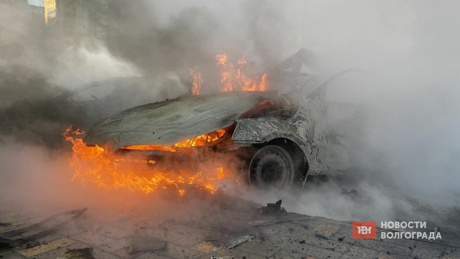 Пять машин сгорели во дворе жилого дома в Волгограде