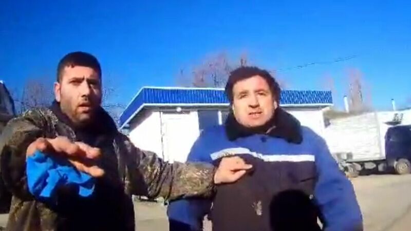 «Я тебя застрелю»: полное видео нападения и угроз отловщикам собак в Волгограде