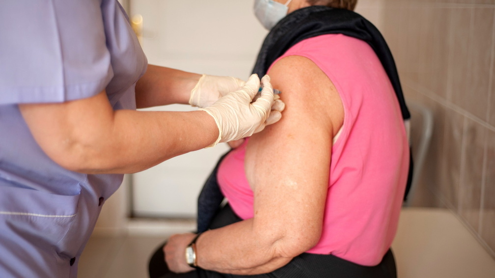 100-летняя жительница Волгограда сделала прививку от коронавируса