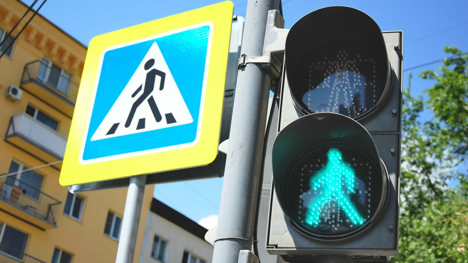 Два перехода оснастили светофорами в южных районах Волгограда