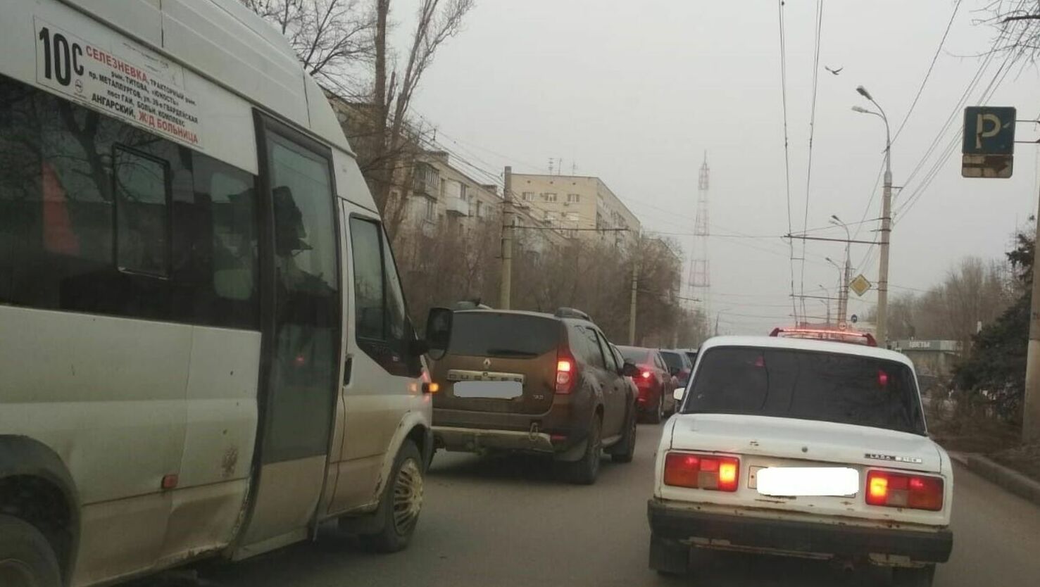 Пробки застопорили движение в Ворошиловском районе Волгограда