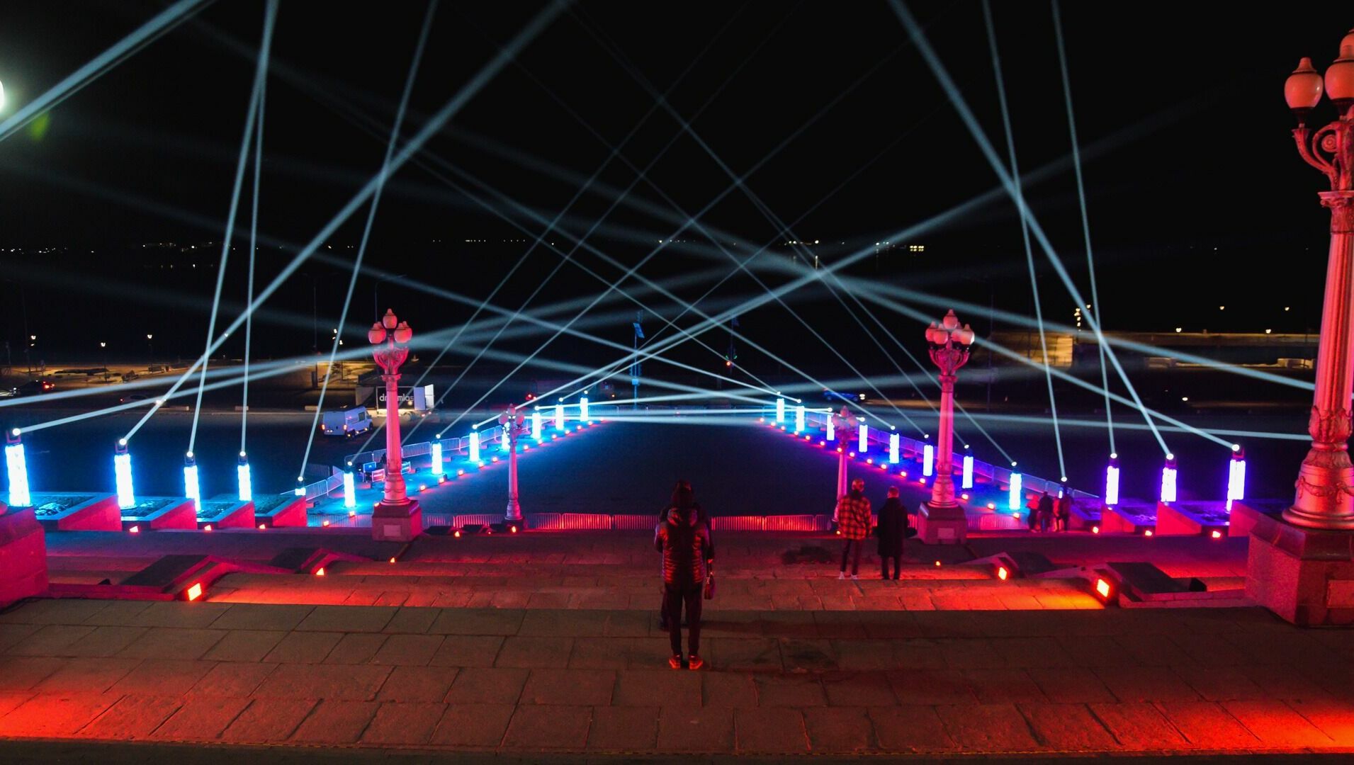 Ярче огней Лас-Вегаса: жители остались довольны световыми инсталляциями в Волгограде