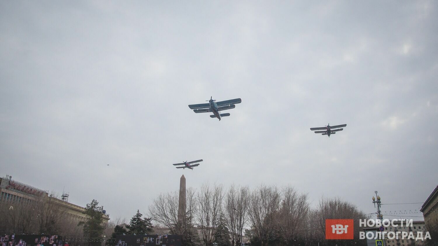 Завершил парад пролёт самолётов АН-2, сбросивших на площадь сотни тематических листовок