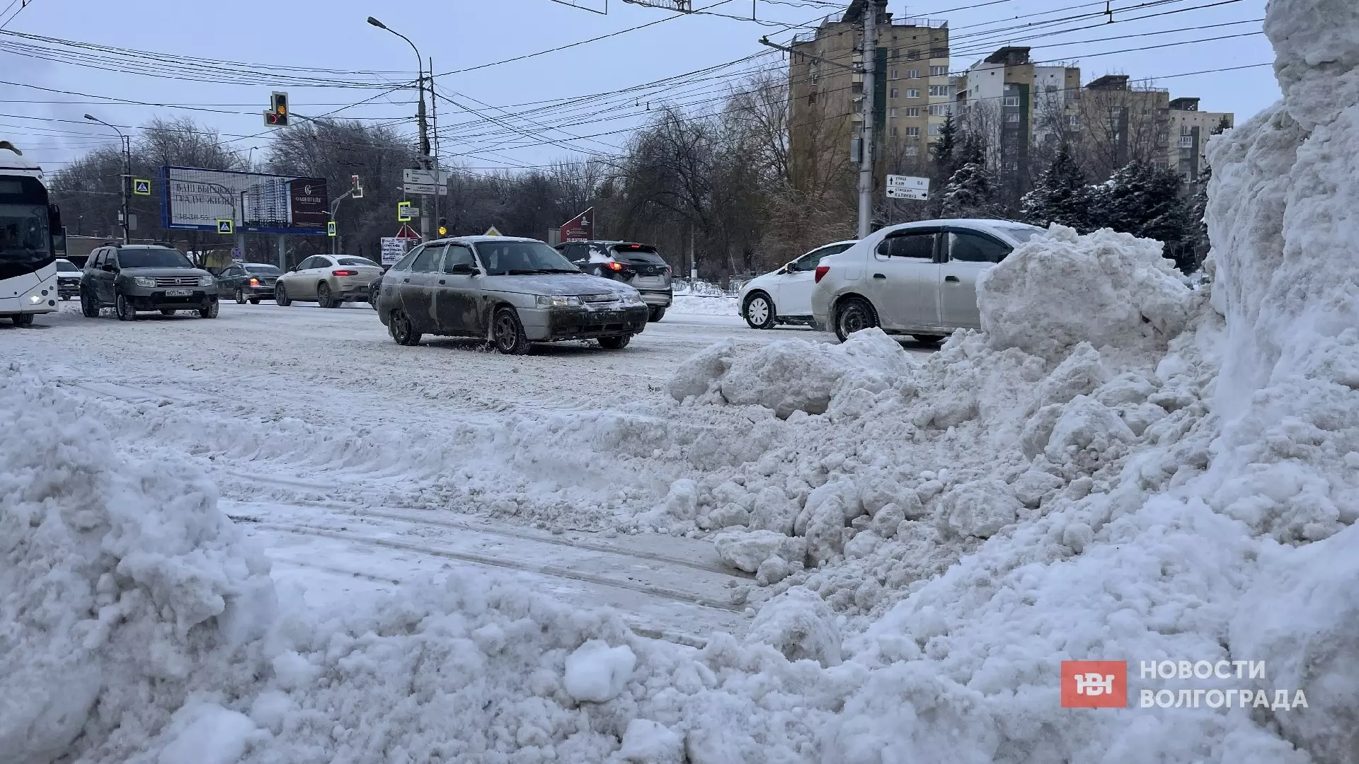 Как коммунальщики борются со снегопадом в Волгограде
