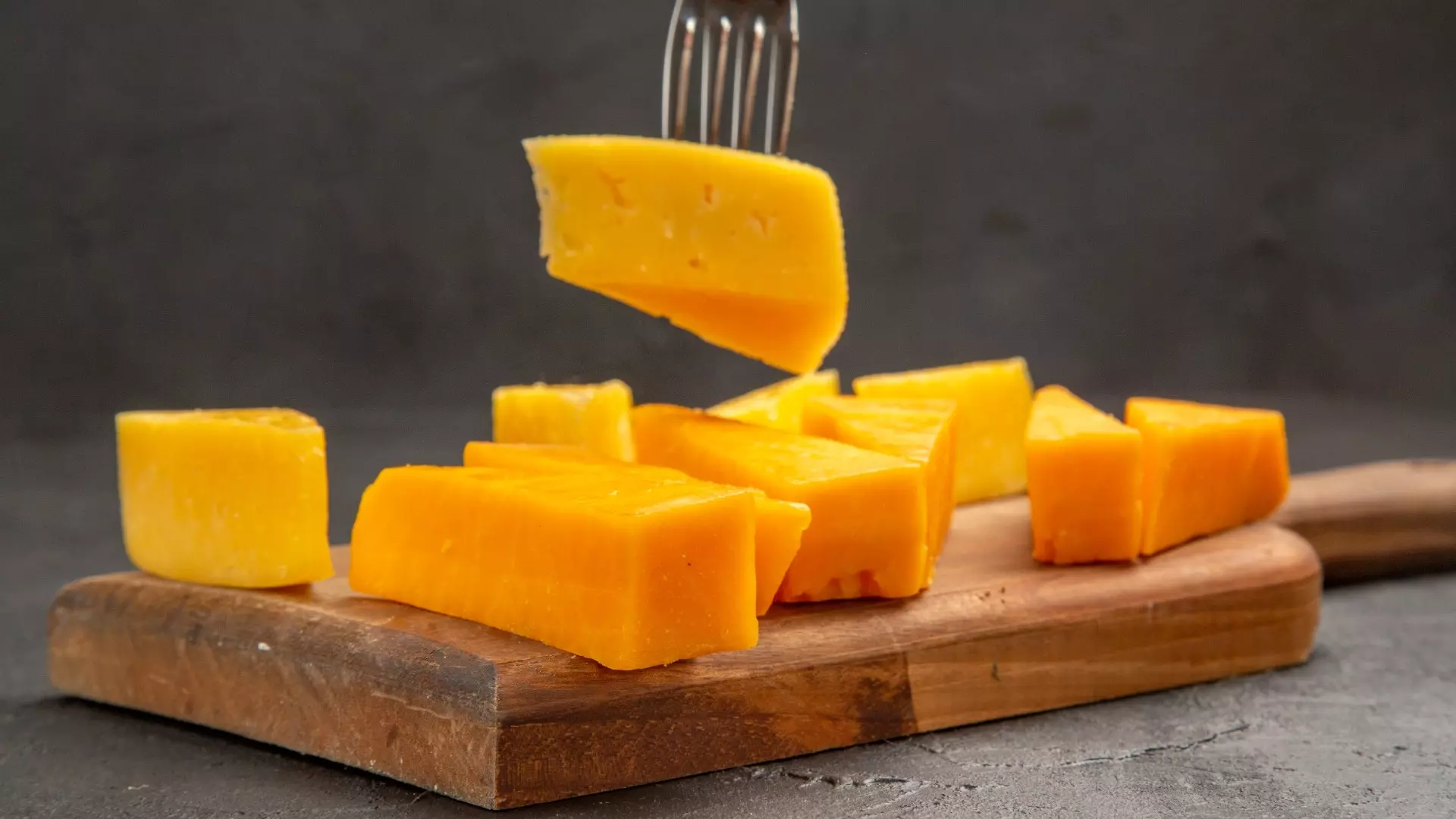 Ученые признали чеддер самым вредным сыром