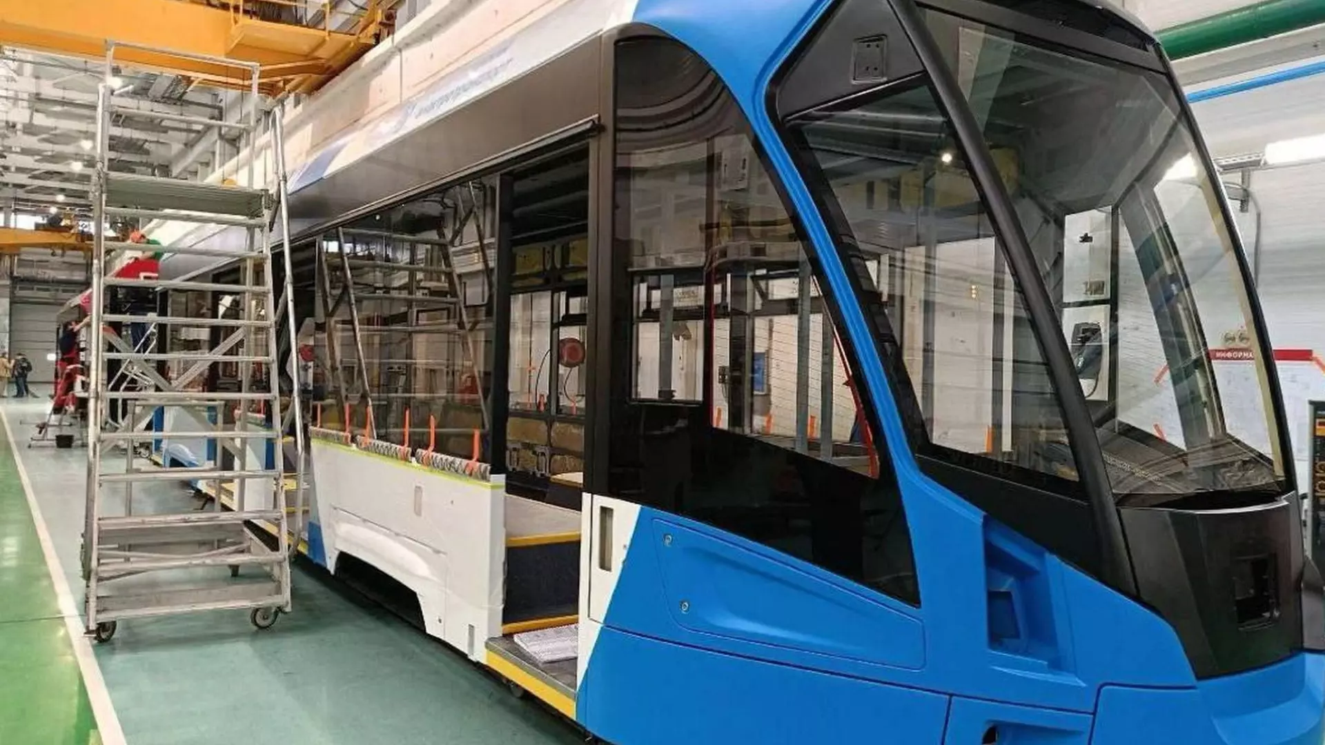 Волгоградцам показали новый городской трамвай на сборке