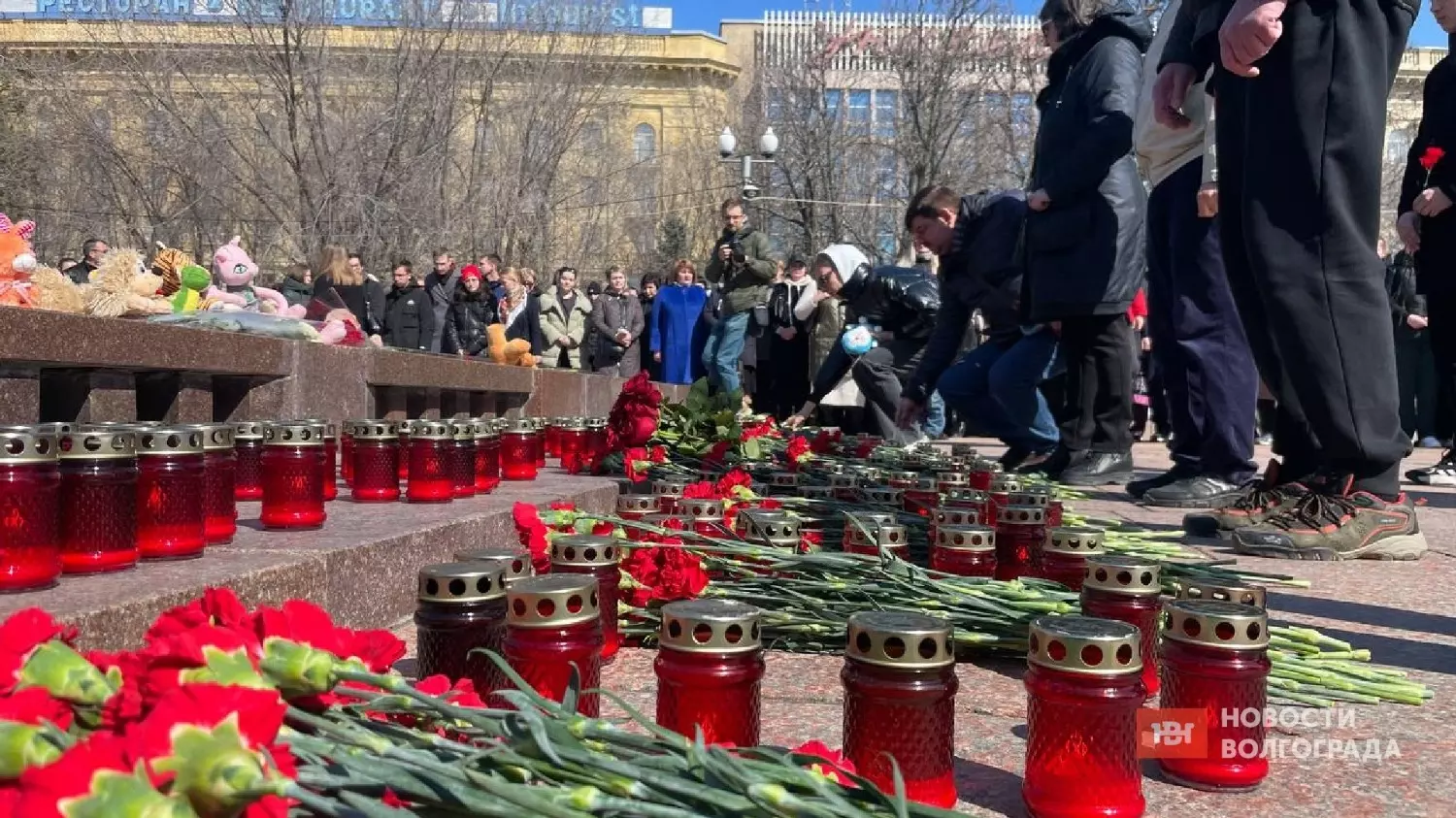 Волгоградцы возлагают цветы в Вечному Огню в память о погибших в теракте 22 марта