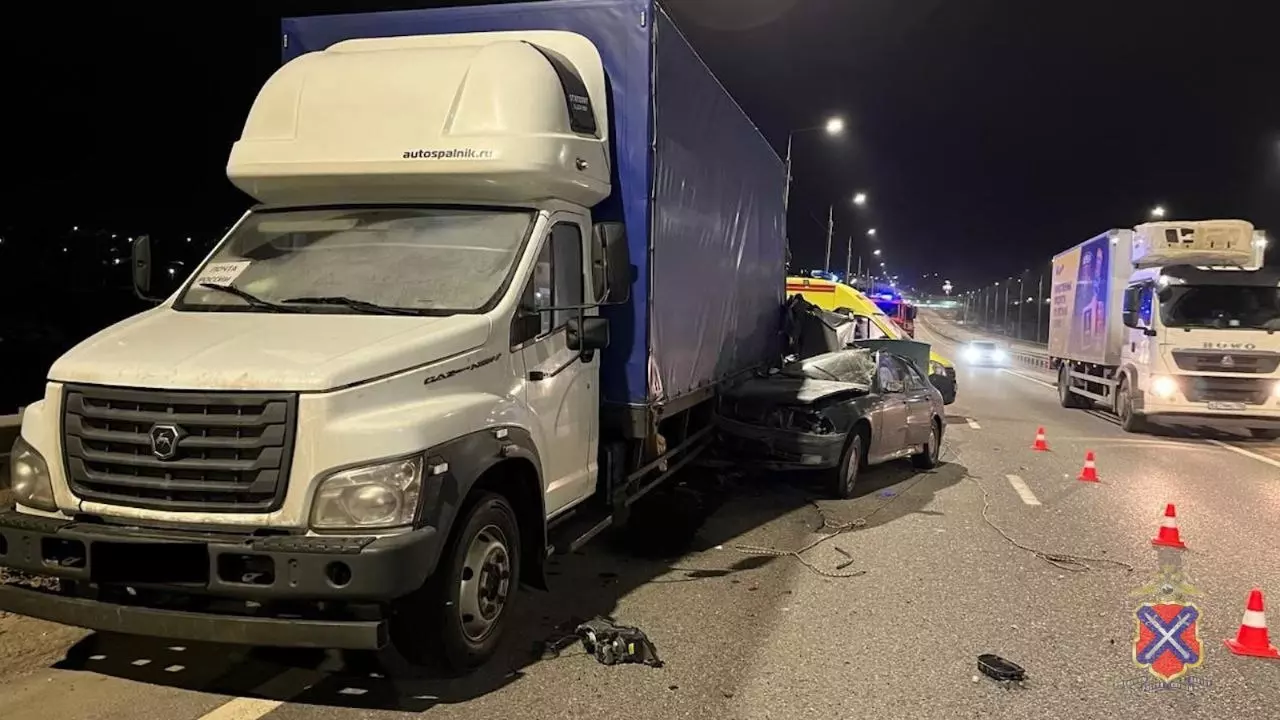 Пассажир BMW погиб в ночном ДТП с грузовиком под Волгоградом