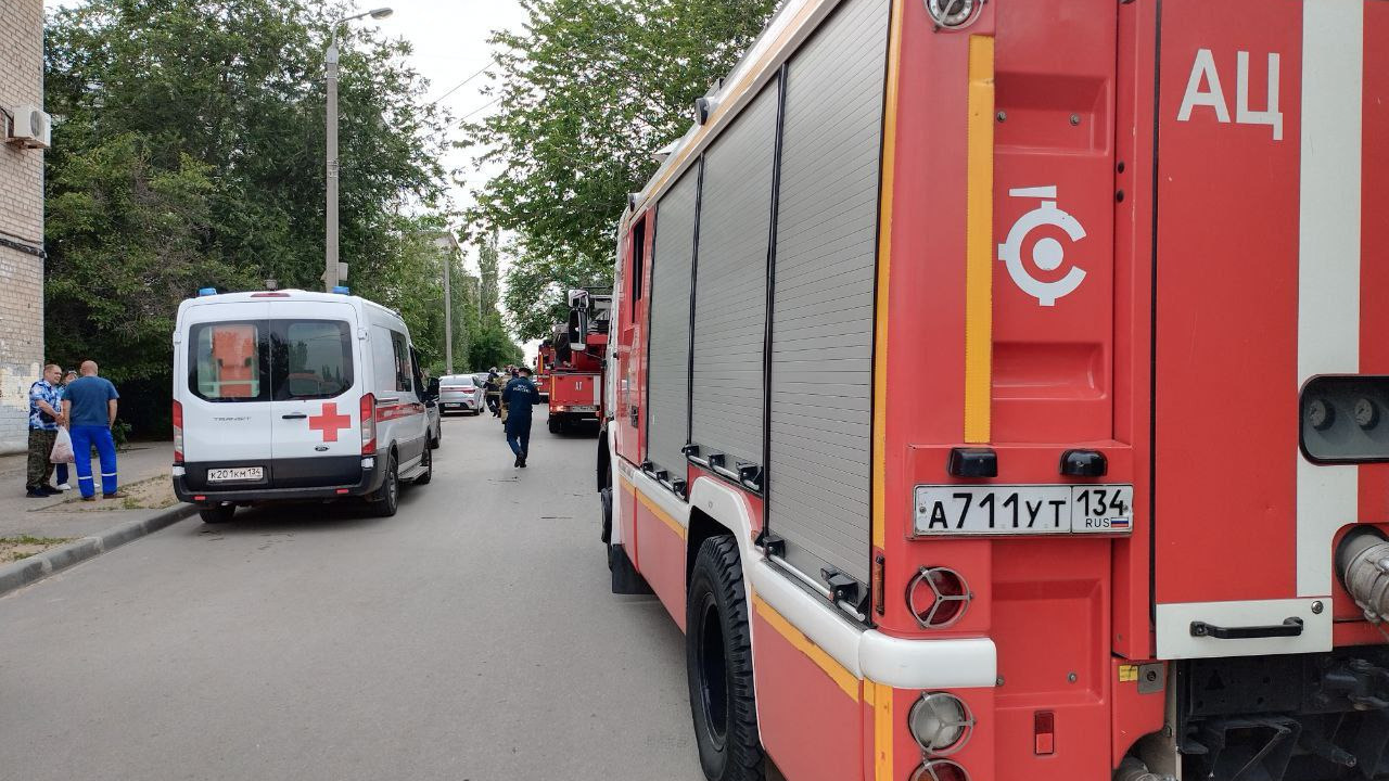 Жильцов загоревшейся пятиэтажки эвакуировали на севере Волгограда