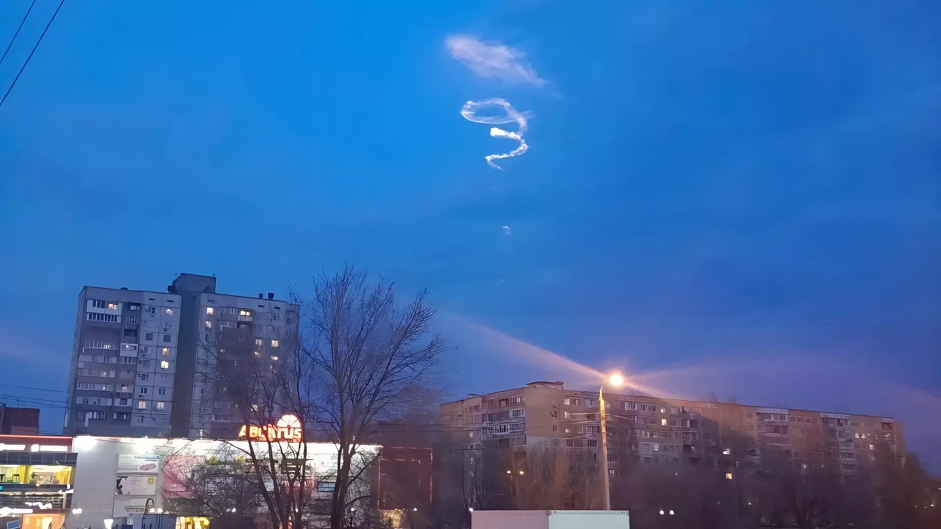 Странный след баллистической ракеты обсуждают в Волгограде