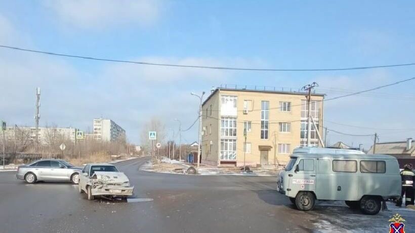 Пациент выпал из больничной машины во время ДТП в Волгограде