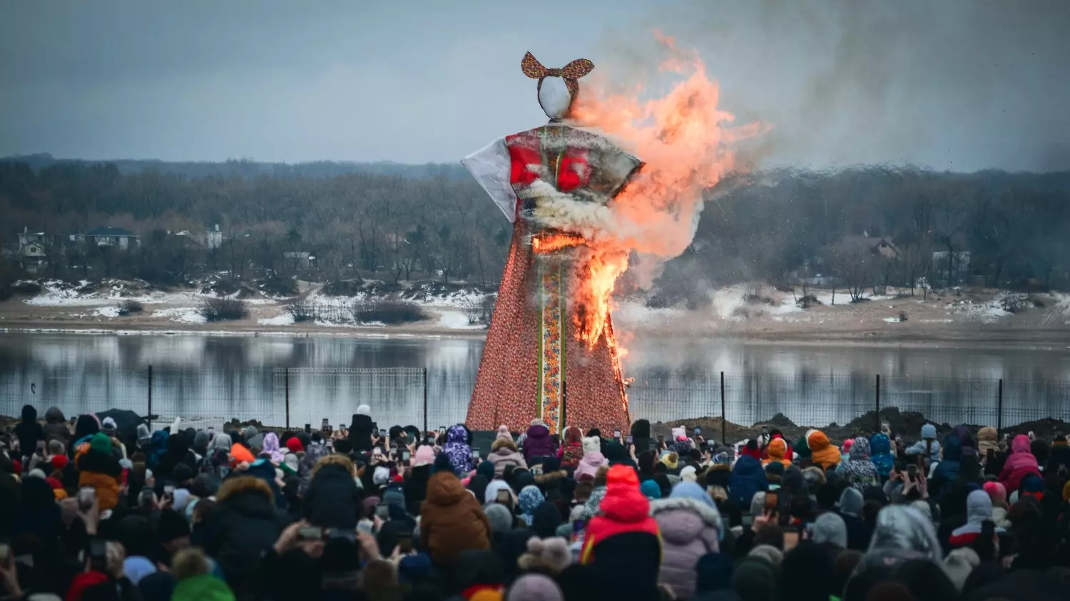 8-метровое чучело Масленицы сожгли в Волгограде
