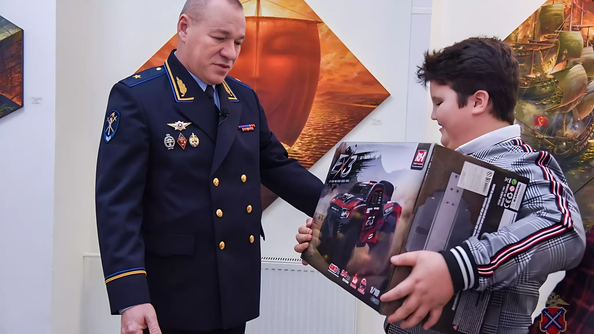 Радиоуправляемая игрушка была вручена полицейскими в Волгограде