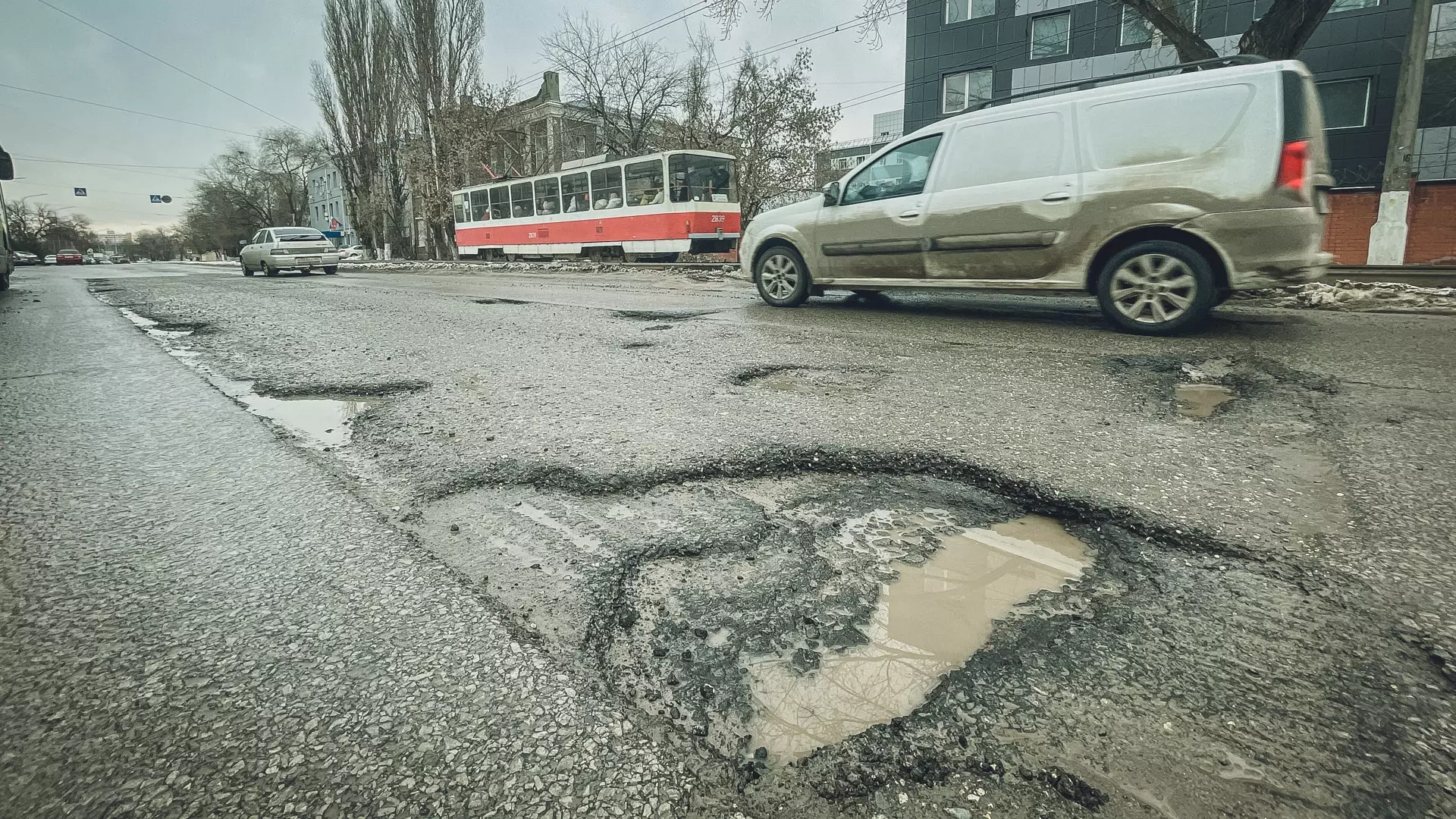 Дорожники устранят в мороз дефекты на 18 улицах в Волгограде