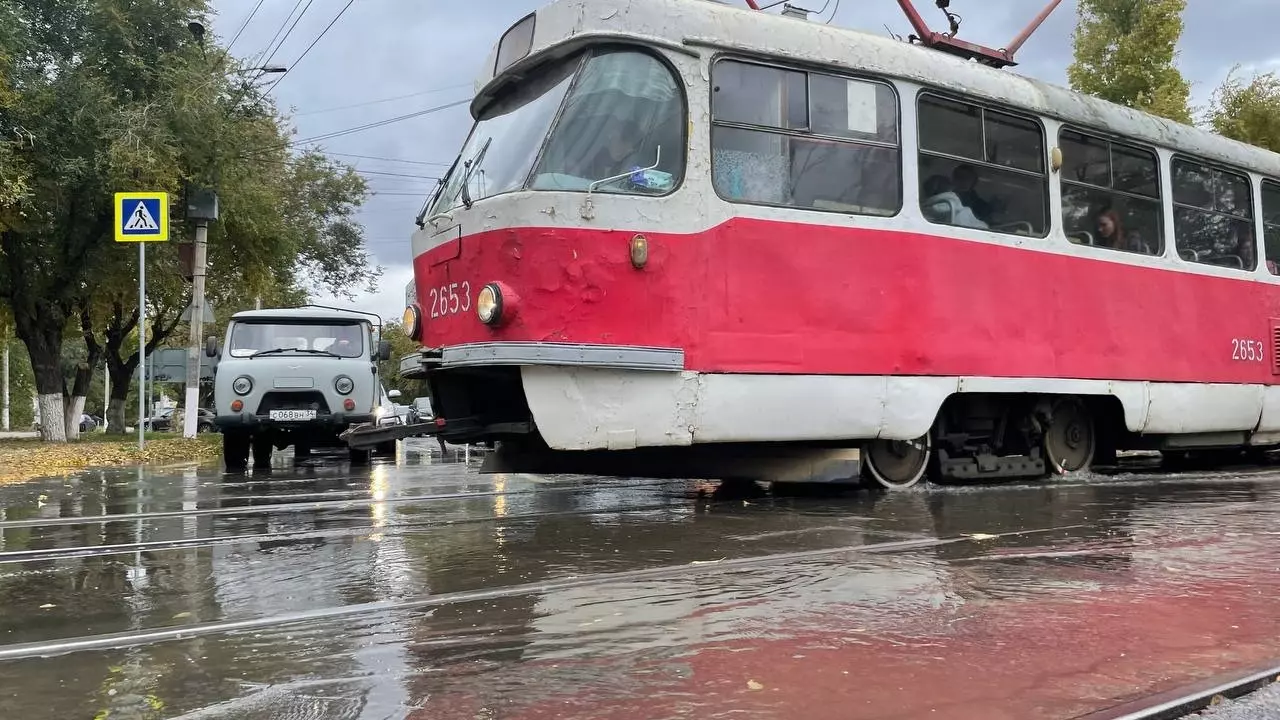 Трамвайные пути тоже оказались под водой
