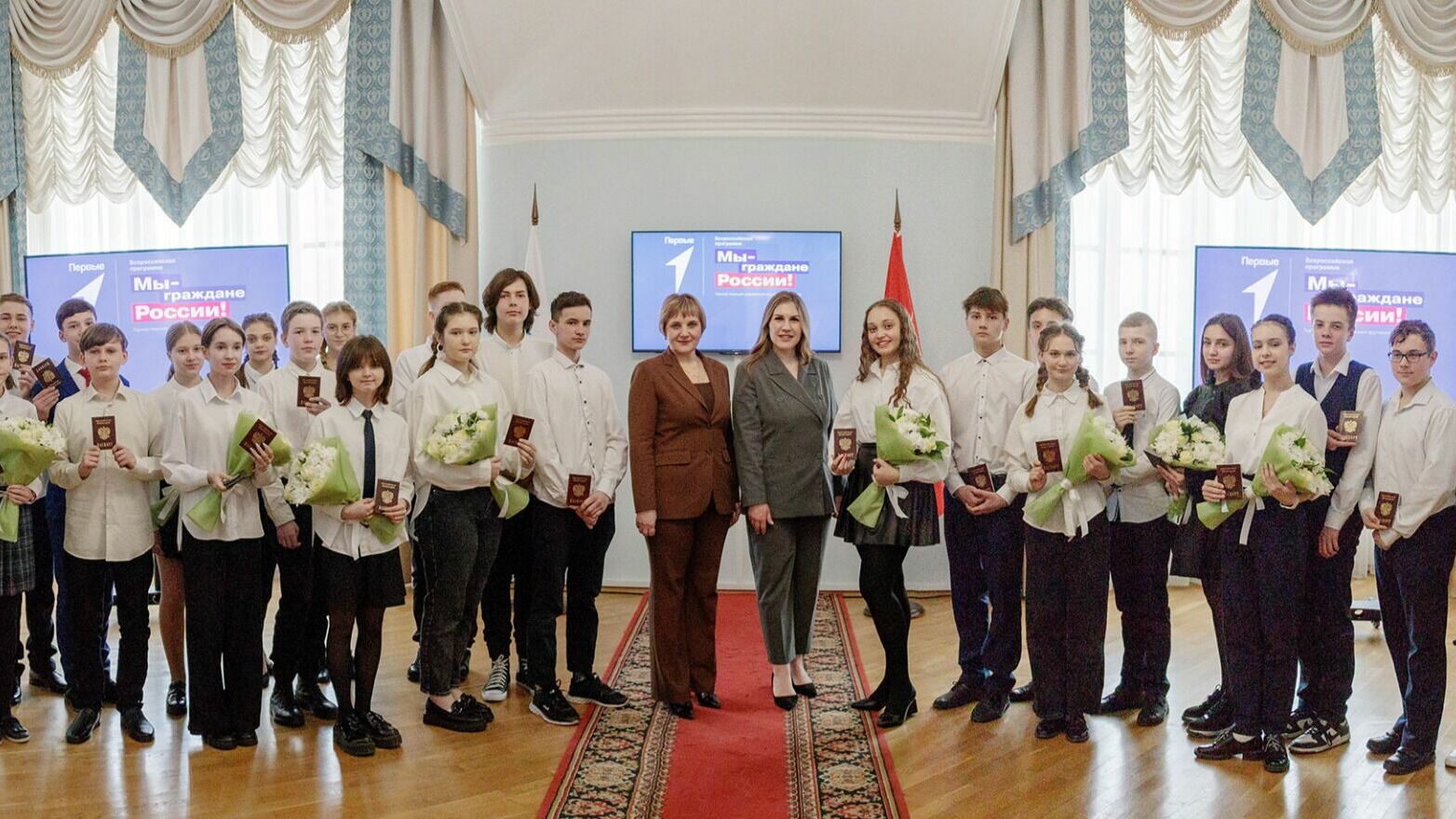 Главы регионов поддержали акцию «Мы - граждане России!» и вручили паспорта школьникам