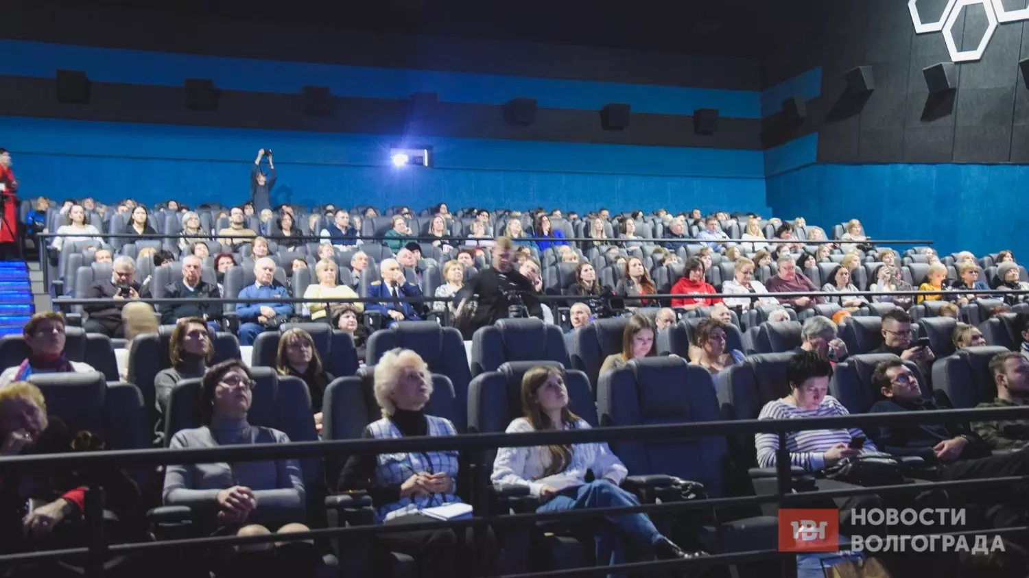Волгоградцы посмотрели послания Владимира Путина Федеральному собранию в кинотеатре