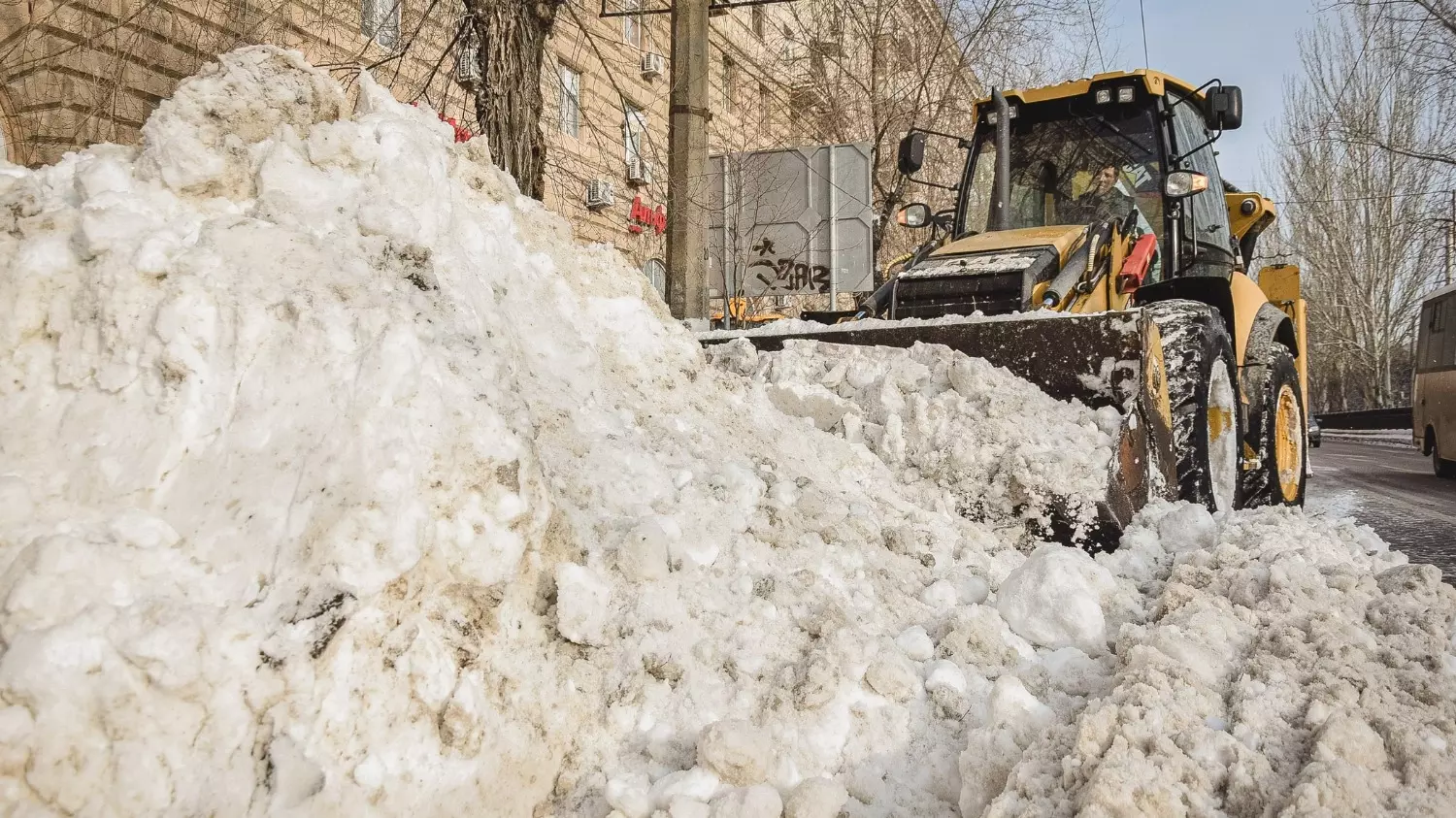 Иногда убирать снег с дорог необходимо ещё до того, как он закончится