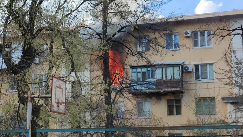 Пламя вырывается из квартиры в Волгограде.