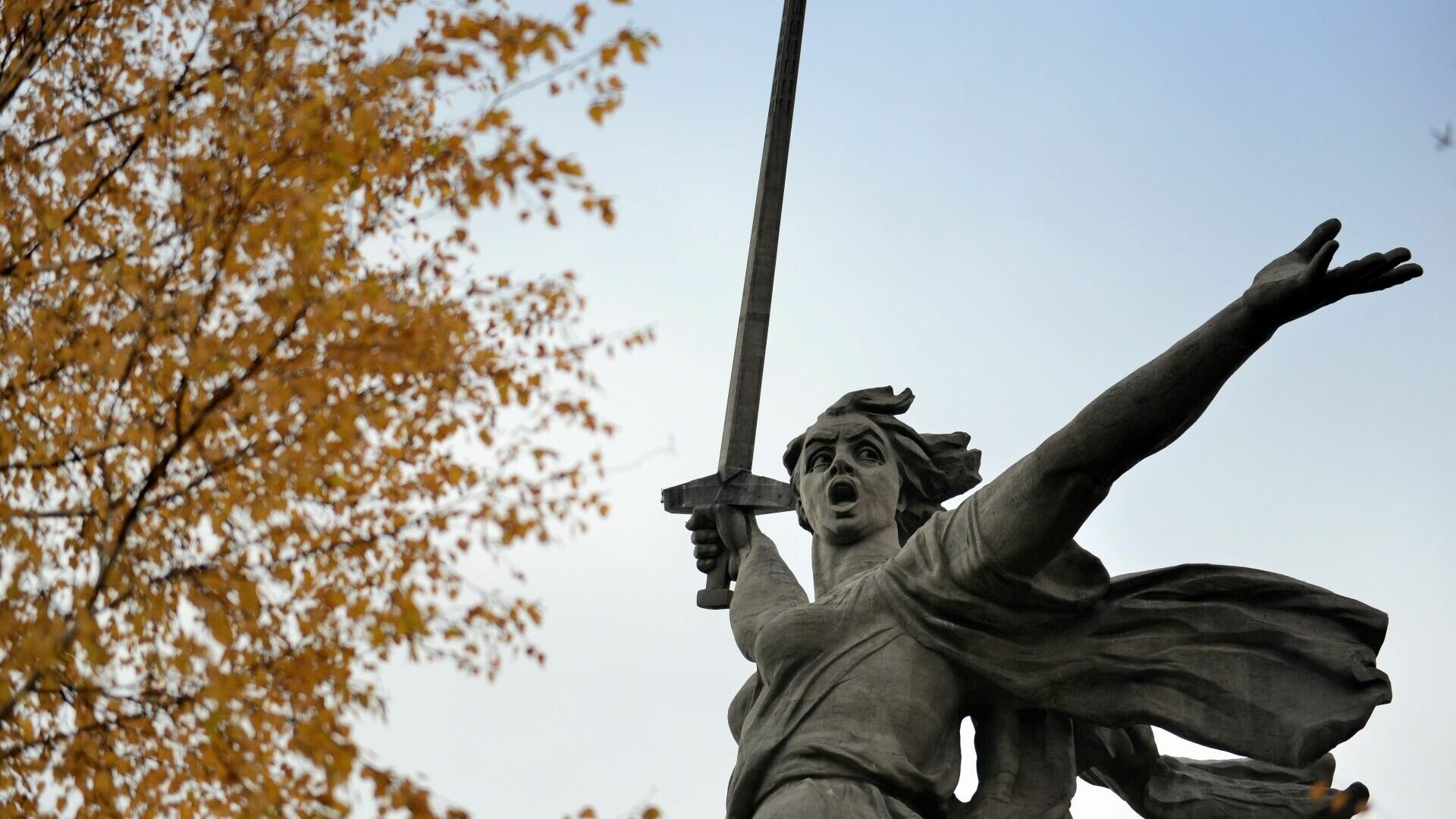 Скульптура "Родина-Мать зовёт!" на Мамаевом кургане в Волгограде.