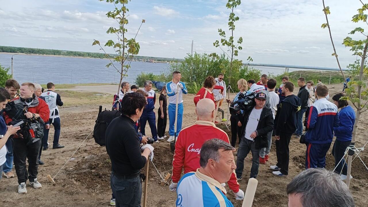 Участники матча посадили деревья в ЦПКиО в рамках акции «Сад памяти»