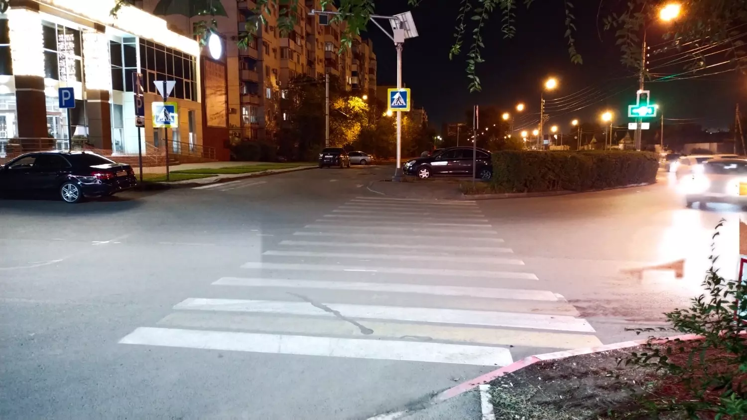 При хорошем освещении дороги подсветка пешеходного перехода немного теряется 