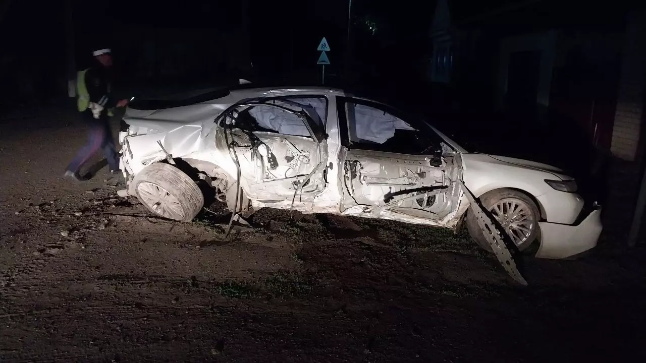 Toyota Camry влетела в дом под Волгоградом