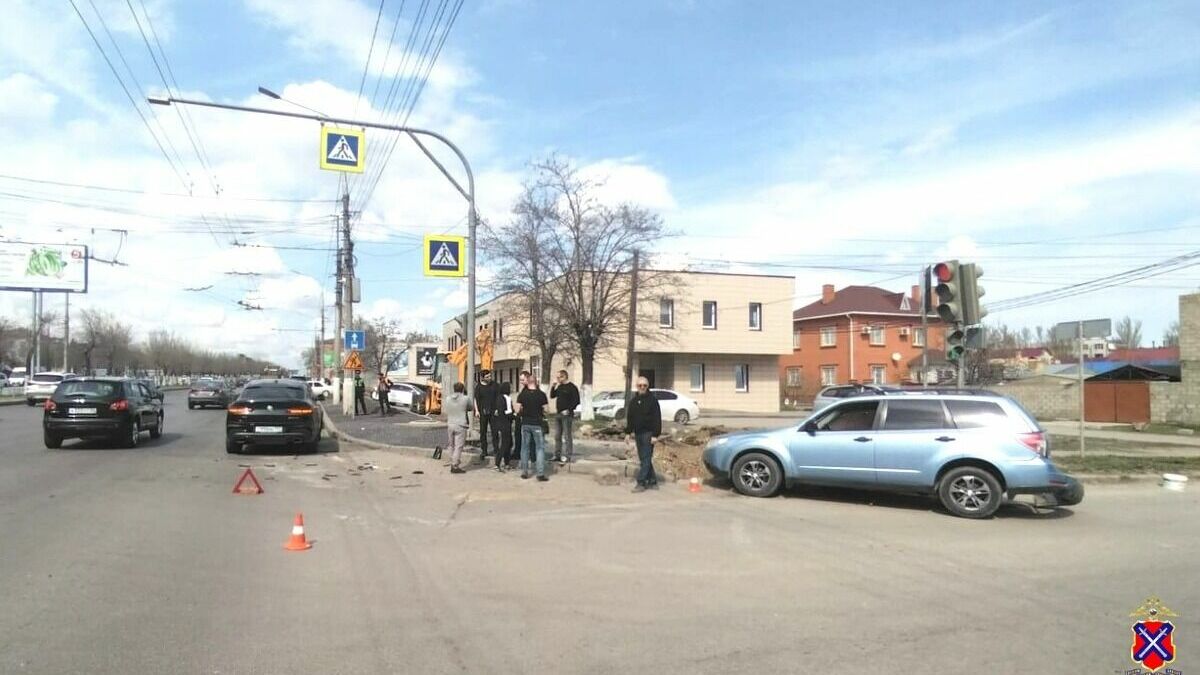 Легковушка отлетела в дорожного рабочего после ДТП в Волгограде