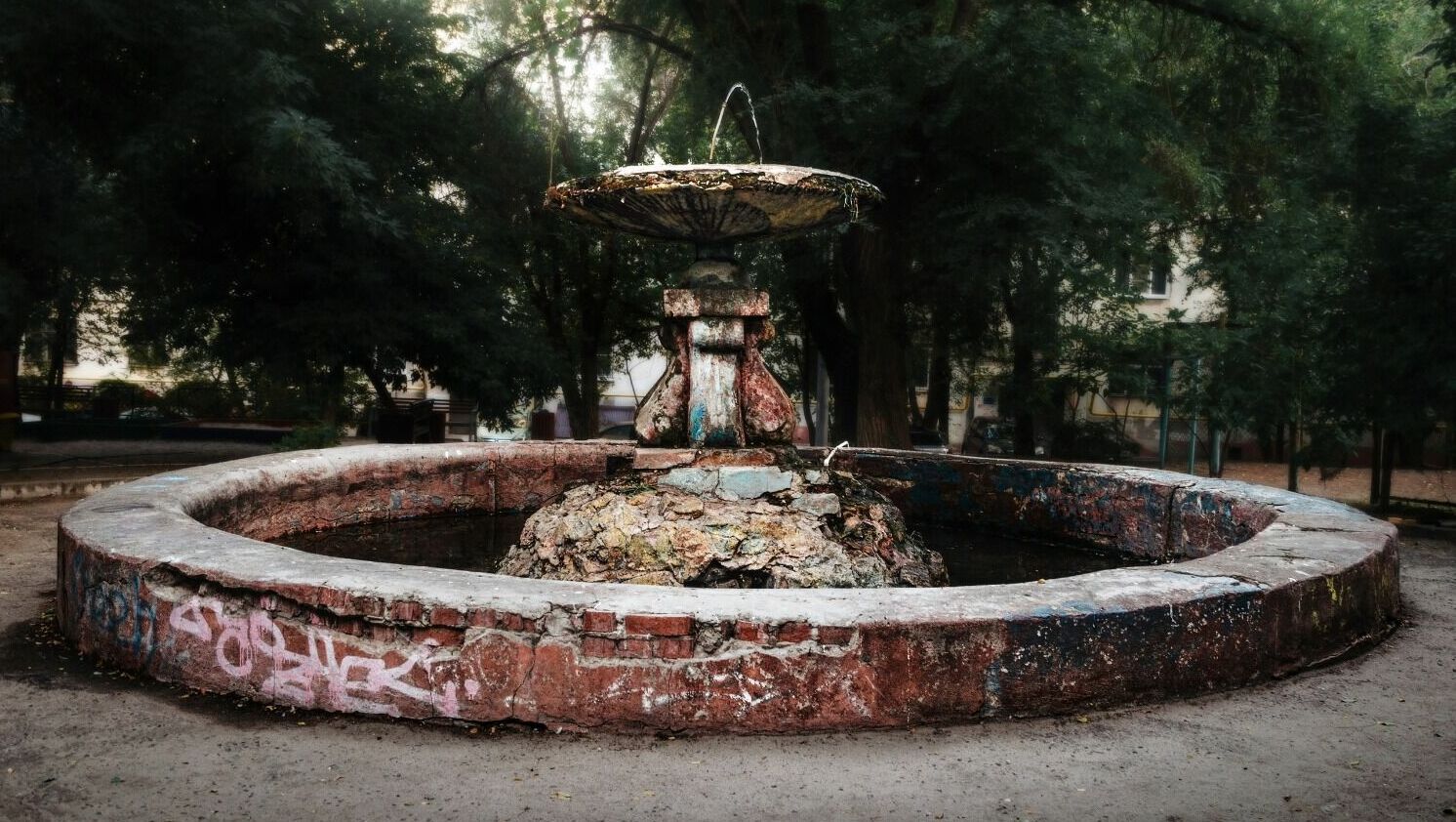 От былой красоты двориков в Центральном районе Волгограда с помпезными вазонами и фонтанами остались лишь руины.