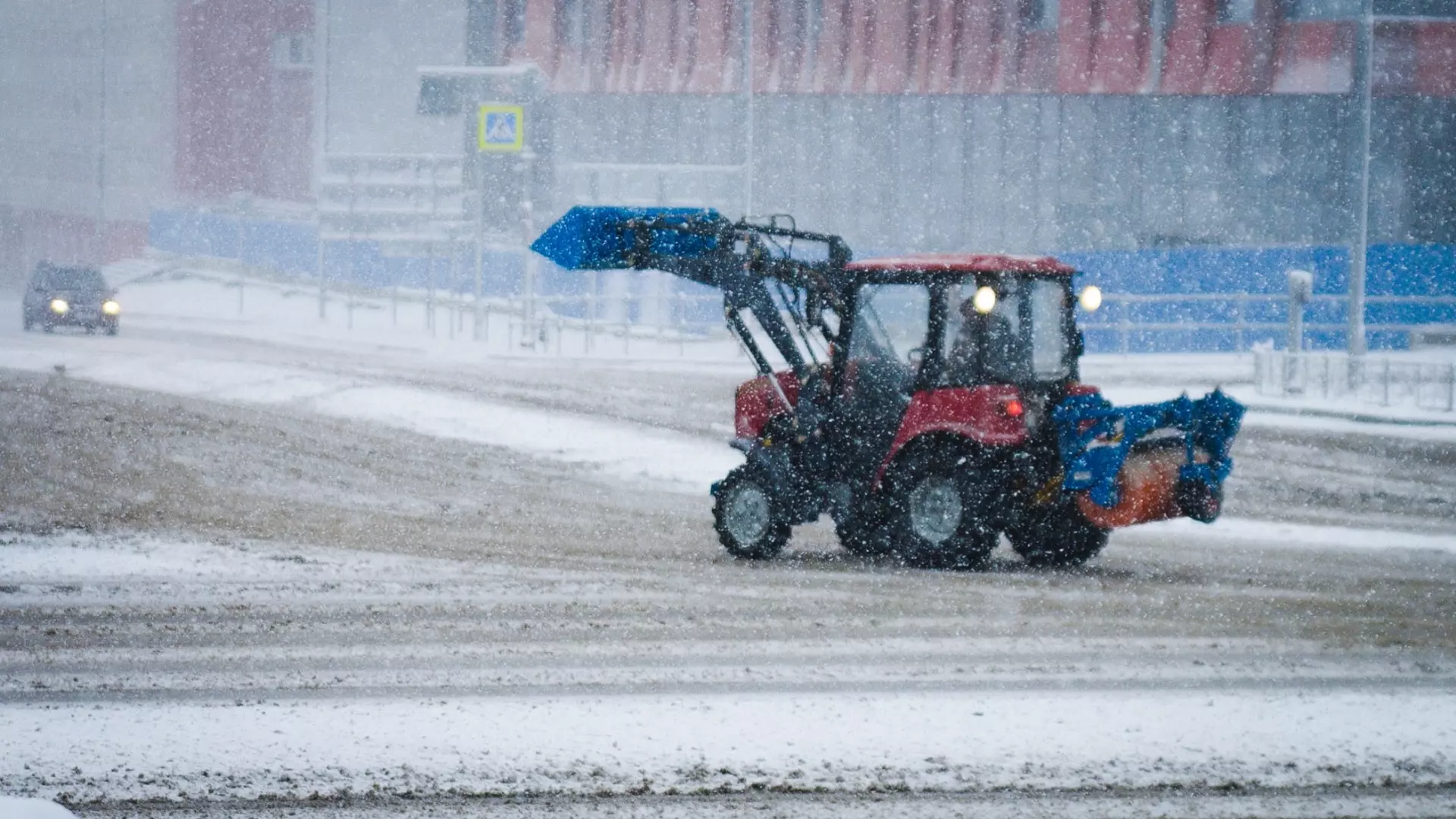 В Волгограде борются с последствиями снегопада