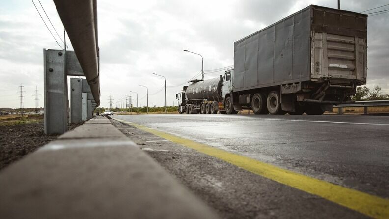 Красный свет для большегрузов: на въезде в Волгоград образовалась пробка