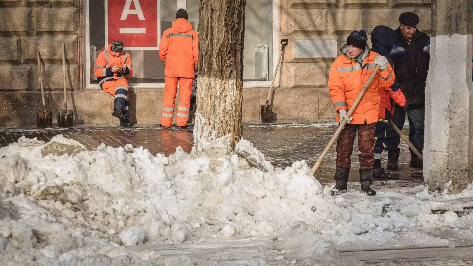 Волгоградские власти потратят на уборку снега для себя миллион рублей
