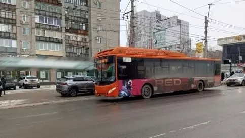 Двое пассажиров пострадали после столкновения автобуса и легковушки в Волгограде