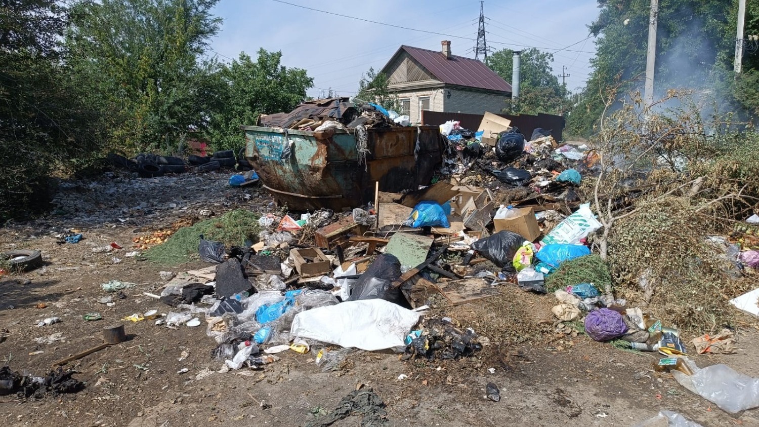 Третий день в частном секторе Волгограда загорается куча мусора 