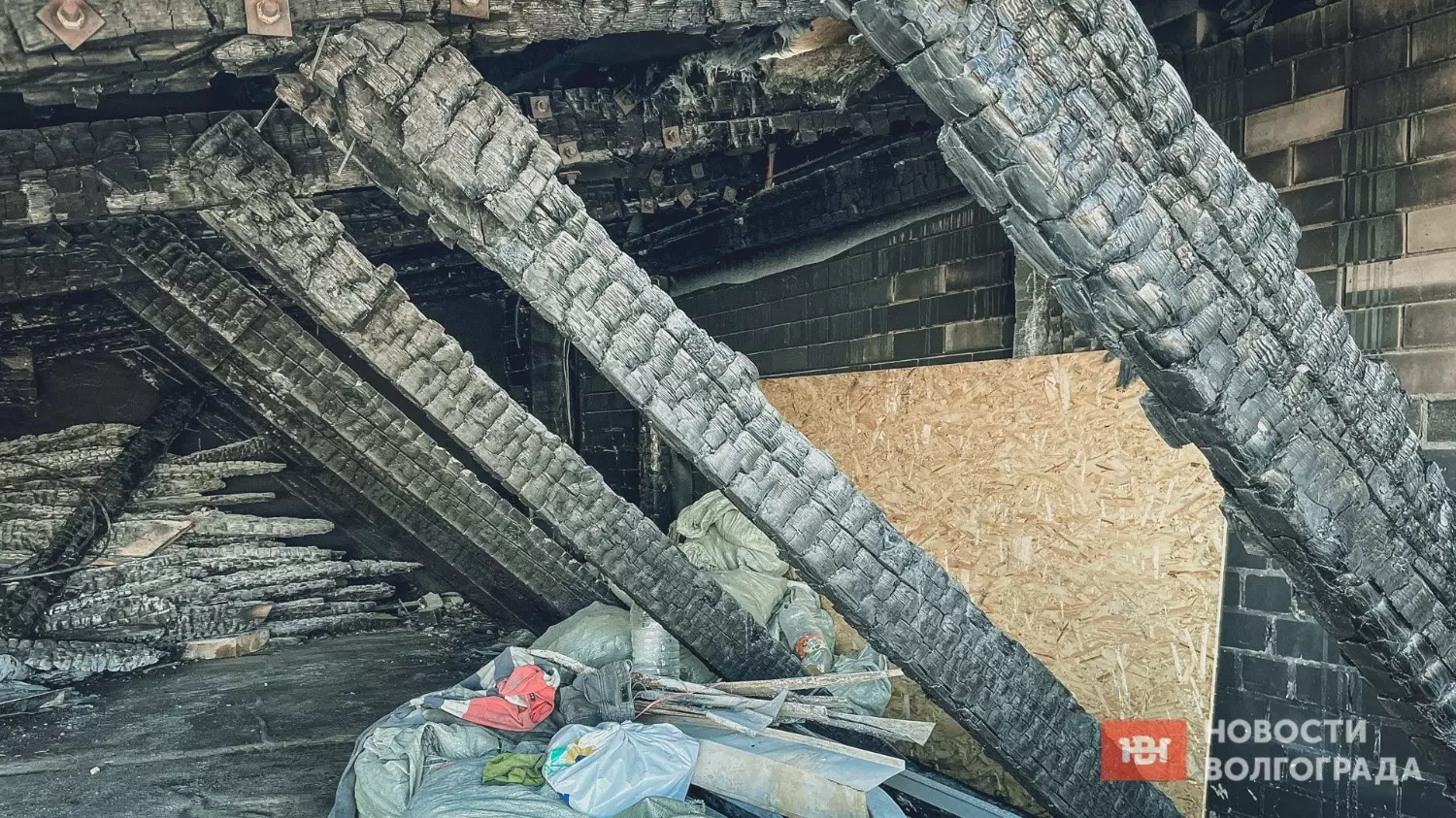 Крыша обгорела полностью, жильцам пришлось укрывать её собственными силами