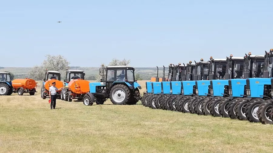 Волгоградским селам передали 100 тракторов