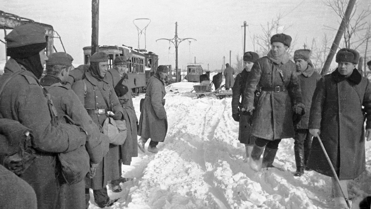 Советские офицеры проходят мимо немецких пленных, февраль 1943