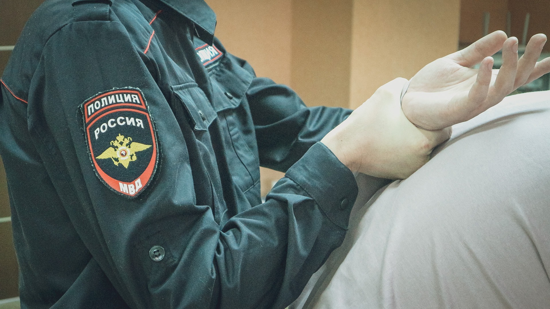 Надругавшегося над ребенком педофила взяли под стражу в Волгограде