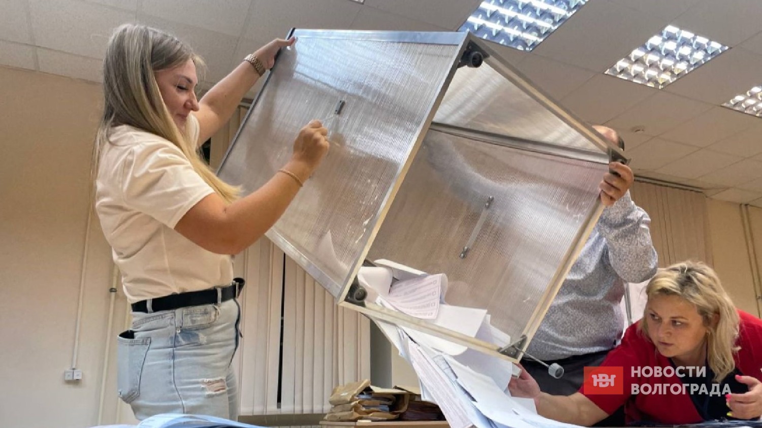 На избирательных участках Волгограда вскрывают урны с бюллетенями