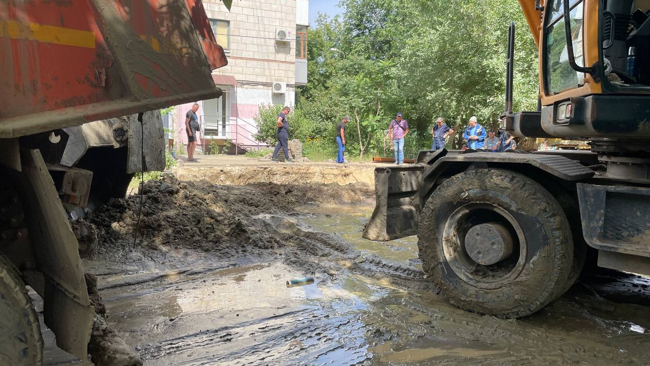 Фекальная река потекла из-за аварии по улице Козловской