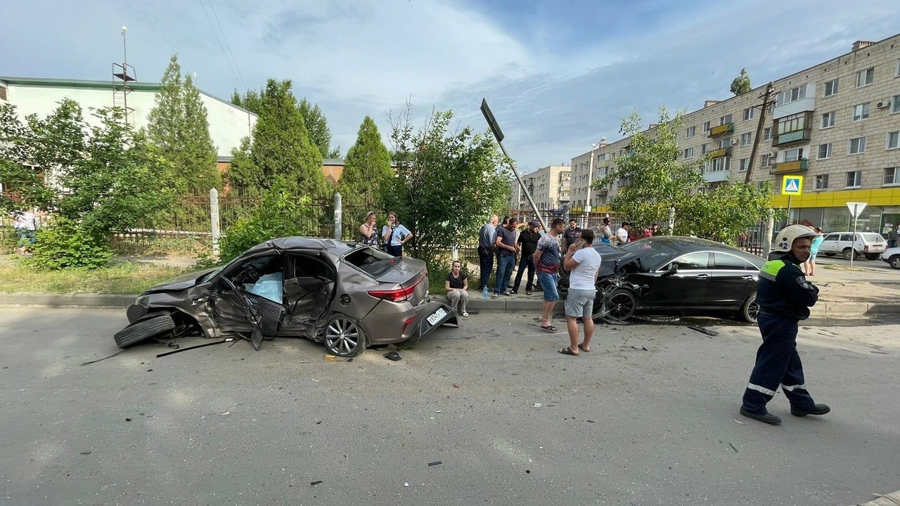 Отец с малышом разбились в аварии на юге Волгограда