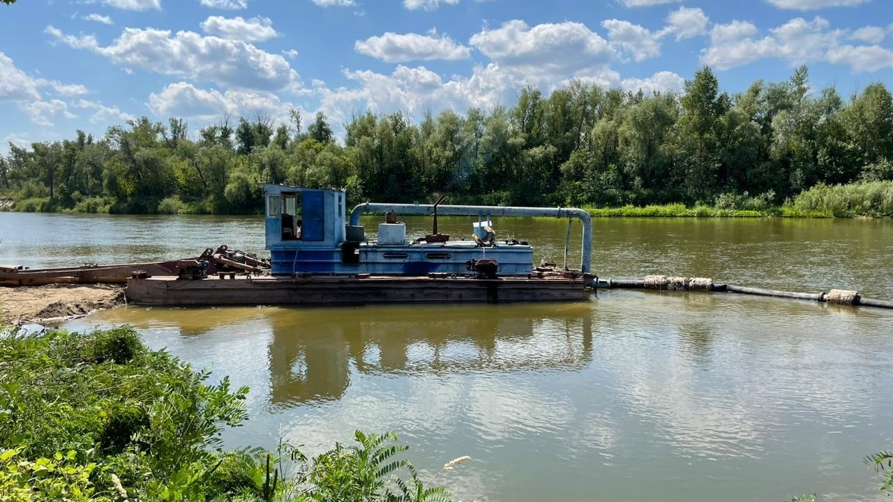 Стартовали работы по расчистке реки Медведицы в Волгоградской области